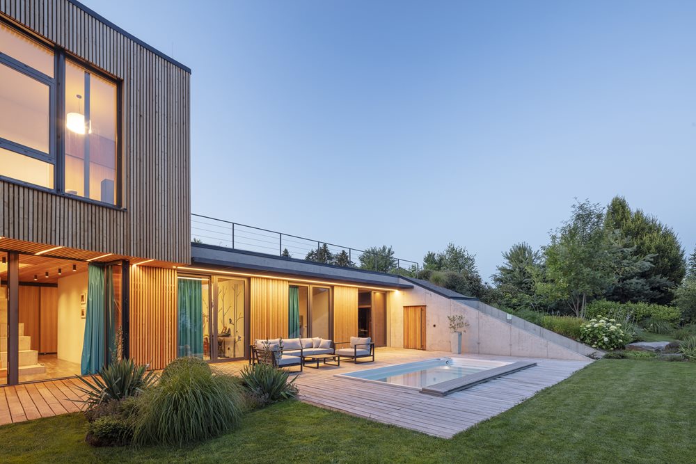 Home Spa Projekt Einfamilien Haus mit eingebautem Swim Spa XL mit elektrischer ACS Abdeckung
