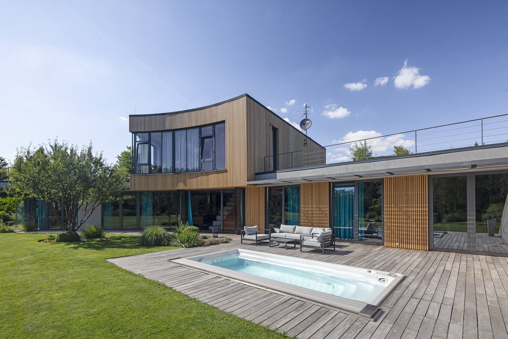 Home Spa Projekt Einfamilien Haus mit eingebautem Swim Spa XL mit elektrischer ACS Abdeckung
