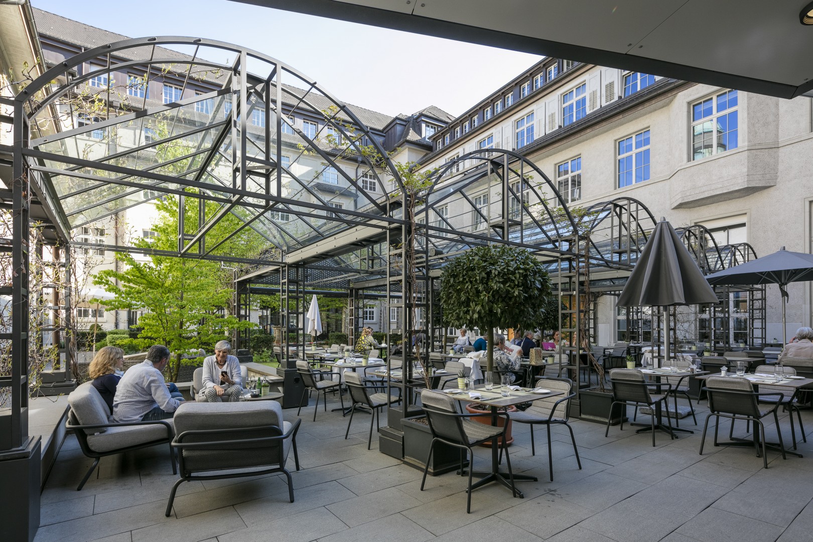 Home Spa Projekt TODUS Zürich Outdoor Sessel und Esstisch